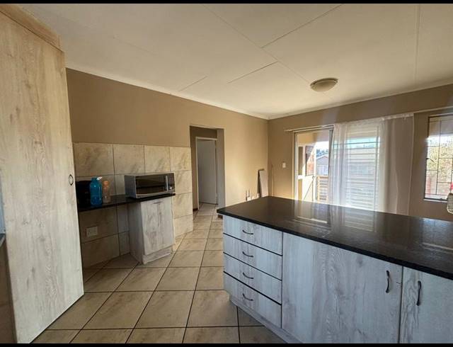 2 BEDROOM TOWNHOUSE FOR SALE IN FLORIDA GLEN